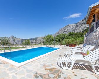 House Marta - Omis - Басейн