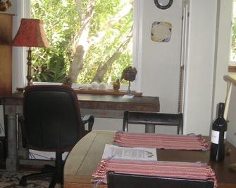 Secluded Treetop Getaway - Santa Barbara - Eetruimte