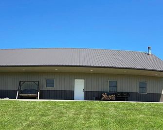 Family Retreat with pond, pool table and double bunks. - Bethany - Building