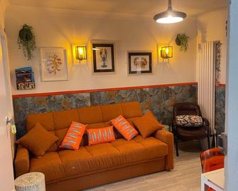 'The Nautical' Dog Friendly Seafront Apartment - Eastbourne - Living room