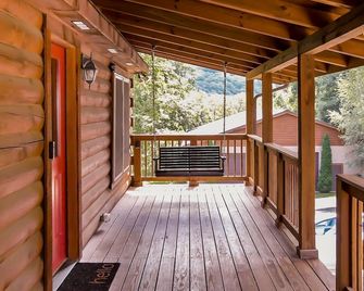6BR Log Cabin | Walk to Downtown | Mountain Views - West Jefferson - Balcone