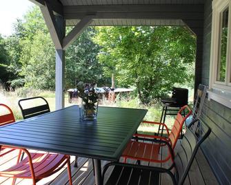 This chalet with swimming pool is located in the north of the Dordogne in a quie - Jumilhac-le-Grand - Patio