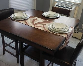 The Silhouette! Chic 1-bedroom with WiFi and AC in serene Hartford - Hartford - Essbereich