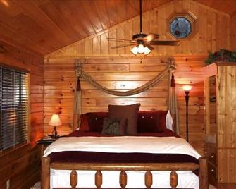 Cozy & Perfect For A Romantic Getaway For Two! - Pigeon Forge - Bedroom