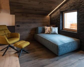 As A Guest, Leave As A Friend - Welsberg-Taisten - Living room