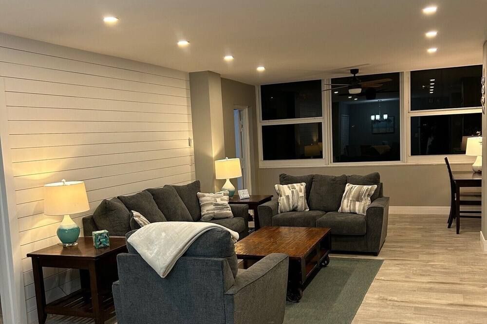 Beachfront Condo !! ...2br/2 Baths....Great Location !! - פורט לודרדייל - סלון