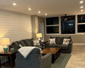 Beachfront Condo !! ...2br/2 Baths....Great Location !! - פורט לודרדייל - סלון