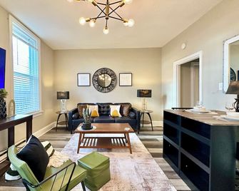 Mid-Century Modern Midtown- Walk To Restaurants & Nightlife! - Harrisburg - Living room