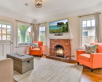 Beach Bungalow-1920s Charmer- Dog's Stay for Free - Pierpont Ventura - Ventura - Sala de estar