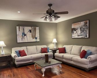Youngsville Retreat- pool, private pond, outdoor fireplace - Broussard - Wohnzimmer