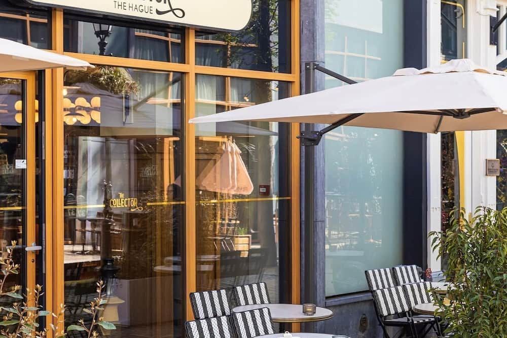 The Collector - האג - פטיו