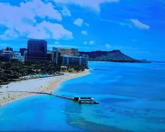 Resort Style with Hula Show, Fireworks and even Tiki Torches! - Honolulu - Playa