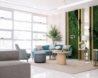 Affordable, friendly, central location, close to malls, Free parking. Furnished! - Cagayan de Oro - Lounge