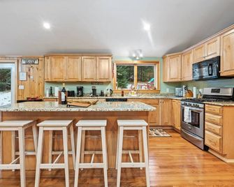 Cozy 3-bedroom cabin in charming Haverhill with Hot Tub, Play Area & Fire Pit - Haverhill - Cocina