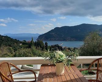 Villa Aspalathus Gold: Beautiful Skopelitian Villa, 7 min from the town. - Skopelos - Balkon