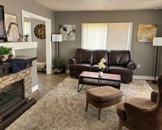 Plymouth St Guest Home near Oakland Vibes - Oakland - Wohnzimmer