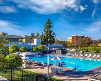 The Anaheim Hotel - Anaheim - Piscina