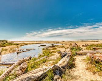 Coastal house with decks, grill, firepit, & modern kitchen - 1/2 mile to beach - Florence - Outdoors view