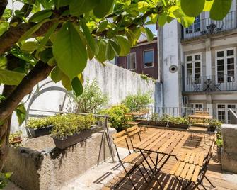 Porto Lounge Hostel & Guesthouse by Host Wise - Porto - Patio