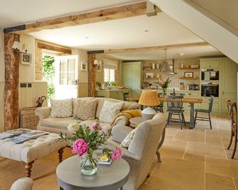 Stunning Cotswold Barns Sleeps 10 Near Bibury\nAmpneyfield Barns - Cirencester - Living room