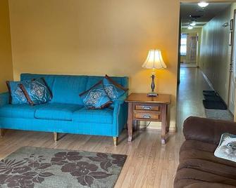 Spacious 4-bedroom at La Casa della Nonnina - Negaunee - Living room