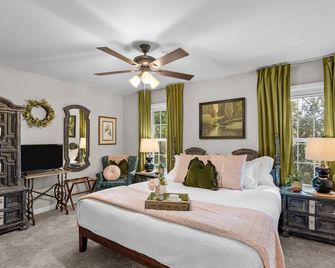 2 bedroom home with 2 bathrooms and fully fenced backyard. The sleeping arrangements are 1 king and 1 queen and a futon located in the living room. - Augusta - Bedroom