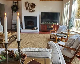 Family Lakefront Getaway Ac + Starlink Internet - Minden - Living room