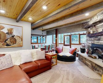 Luxe Slopeside Condo: Balcony, Fireplace & Covered Parking - Taos Ski Valley - Soggiorno