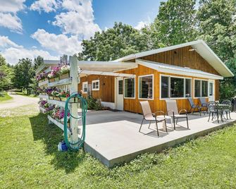 La Crescent Cottage on Minnesota Bluffs with View! - La Crescent - Patio