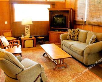 Pahala Plantation Cottages - Pahala - Living room