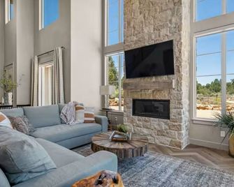 New Zion cabin with hot tub, sauna, cold plunge - Mount Carmel - Living room