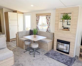 3 Bed New Lodge - 7 Lakes Country Park Dn17 - Scunthorpe - Living room