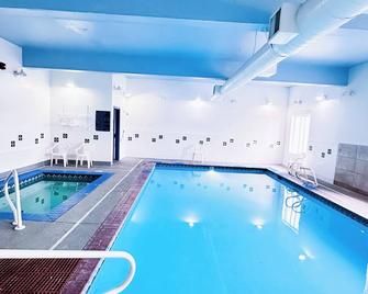 Coratel Inn and Suites By Jasper Ocean Shores - Ocean Shores - Piscina