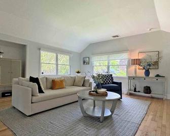 Charming and Serene Waterfront 2-bedroom Cottage in Quogue - Quogue - Obývací pokoj