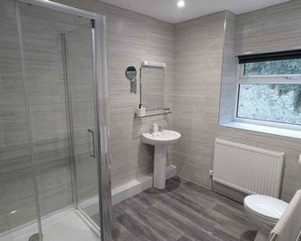 Fieldhead Hotel, Looe - Looe - Bathroom