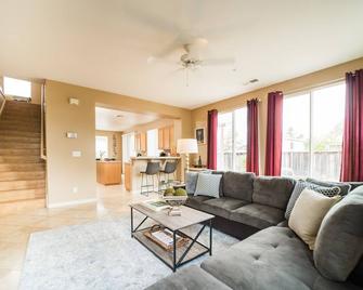 Full Service Conserge | 3 Beds | Romantic Getaway - American Canyon - Living room
