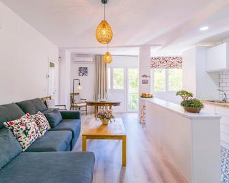 Gorgeous Apartment In Granada With Wifi - גרנדה - סלון