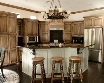 Tuscan On 16 Acres By Lake Murray, With Pool/Hot Tub & Toy Parking, Ev Charger - Ardmore - Kitchen