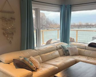 Peaceful Cottage Retreat in Port Bruce - Aylmer - Living room