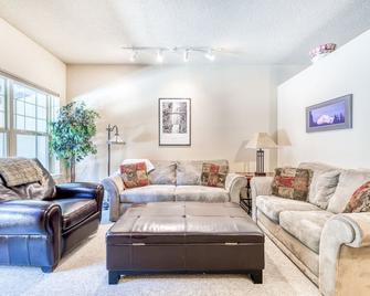 Three-story chalet with pool, hot tub, & sauna access - dog-friendly - Government Camp - Living room