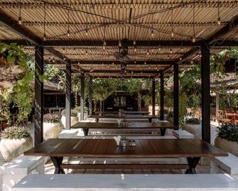 Hotel Komune and Beach Club Bali - Gianyar - Patio