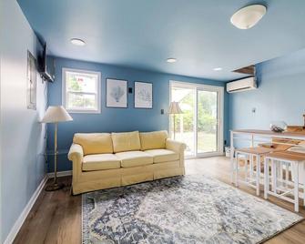 Tiny House 20 Mins from Beach - Brunswick - Living room