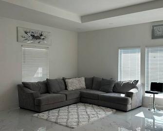 Charming 3-bedroom house with AC, WiFi in brilliant Cleveland - Cleveland - Living room