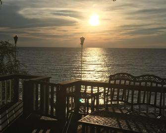 Retreat Yourself at this Lakefront Home, Near Bike & Wine Trails on Lake Erie - North East - Balkon