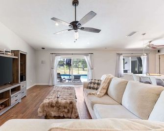 3BR Wesley Chapel Retreat with Private Pool - Pet-Friendly - Spacious Parking - Zephyrhills - Living room