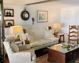 Aubenaubee Lodge of Historic East Shore - Culver - Sala de estar