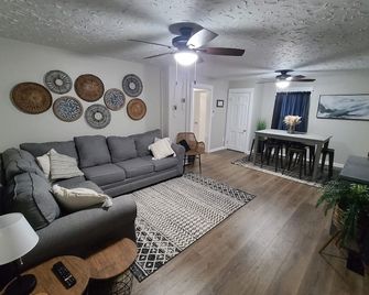 Comfortable, Convenient, & Spacious 3 bedroom home - Elyria - Living room