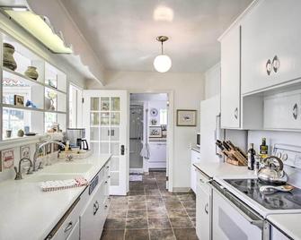 Waterfront Puget Sound Retreat Steps to Beach! - University Place - Kitchen