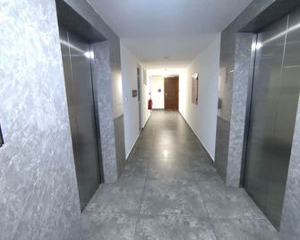 Spacious 3-bedroom apartment in beautiful Hulhumale with AC - Malé - Hallway