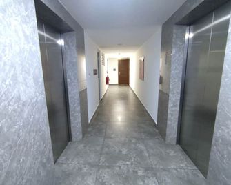 Spacious 3-bedroom apartment in beautiful Hulhumale with AC - Malé - Pasillo